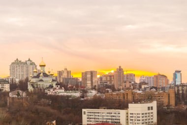 Ukrayna, Kyiv 26 Kasım 2016: Kyiv 'in orta kesiminde hava panoramik görüntüsü, günbatımında yerleşim alanı. Göz kamaştırıcı gün batımı, altın saat. Lukianivska bölgesi. Şehir siluetleri. 