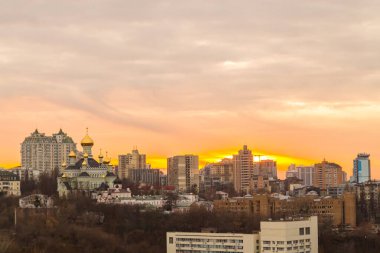 Ukrayna, Kyiv 26 Kasım 2016: Kyiv 'in orta kesiminde hava panoramik görüntüsü, günbatımında yerleşim alanı. Göz kamaştırıcı gün batımı, altın saat. Lukianivska bölgesi. Şehir siluetleri. 