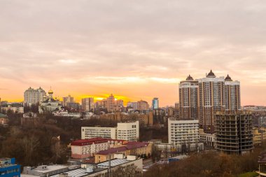 Ukrayna, Kyiv 26 Kasım 2016: Kyiv 'in orta kesiminde hava panoramik görüntüsü, günbatımında yerleşim alanı. Göz kamaştırıcı gün batımı, altın saat. Lukianivska bölgesi. Şehir siluetleri. 
