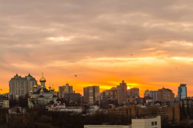 Ukrayna, Kyiv 26 Kasım 2016: Kyiv 'in orta kesiminde hava panoramik görüntüsü, günbatımında yerleşim alanı. Göz kamaştırıcı gün batımı, altın saat. Lukianivska bölgesi. Şehir siluetleri. 