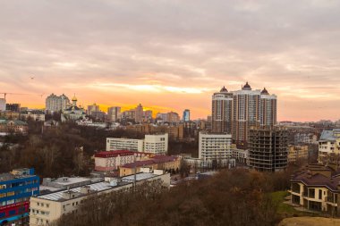 Ukrayna, Kyiv 26 Kasım 2016: Kyiv 'in orta kesiminde hava panoramik görüntüsü, günbatımında yerleşim alanı. Göz kamaştırıcı gün batımı, altın saat. Lukianivska bölgesi. Şehir siluetleri. 
