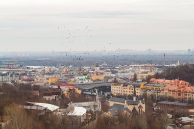 Ukrayna, Kyiv, 26 Kasım 2016: Akşam saatlerinde Kyiv şehrinin merkez ve tarihi kısmında havadan panoramik görüş. St Andrew Kilisesi, Podil bölgesi..