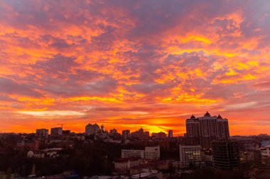 Ukrayna, Kyiv 26 Kasım 2016: Kyiv 'in orta kesiminde hava panoramik görüntüsü, günbatımında yerleşim alanı. Göz kamaştırıcı gün batımı, altın saat. Lukianivska bölgesi. Şehir siluetleri. 