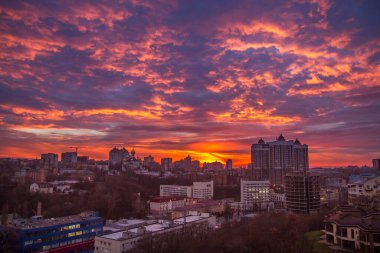 Ukrayna, Kyiv 26 Kasım 2016: Kyiv 'in orta kesiminde hava panoramik görüntüsü, günbatımında yerleşim alanı. Göz kamaştırıcı gün batımı, altın saat. Lukianivska bölgesi. Şehir siluetleri. 