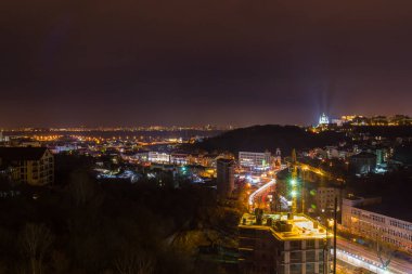 Ukrayna, Kyiv, 26 Kasım 2016: Akşam saatlerinde Kyiv şehrinin merkez ve tarihi kısmında havadan panoramik görüş. St Andrew Kilisesi, Podil bölgesi..