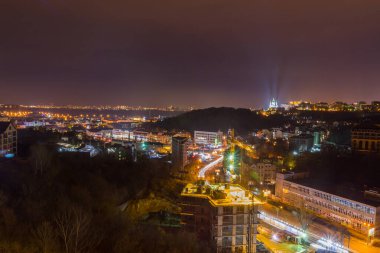 Ukrayna, Kyiv, 26 Kasım 2016: Akşam saatlerinde Kyiv şehrinin merkez ve tarihi kısmında havadan panoramik görüş. St Andrew Kilisesi, Podil bölgesi..