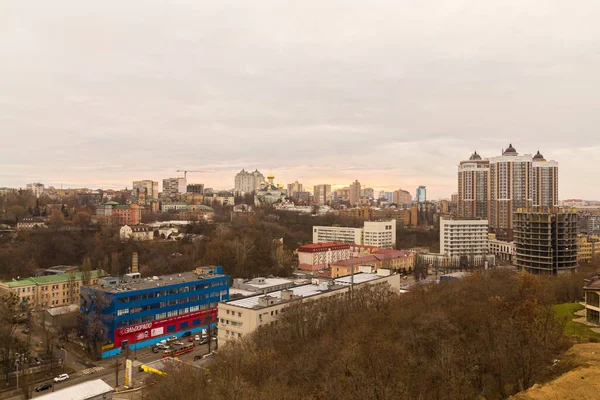 Ukrayna, Kyiv 26 Kasım 2016: Kyiv 'in orta kesiminde hava panoramik görüntüsü, günbatımında yerleşim alanı. Göz kamaştırıcı gün batımı, altın saat. Lukianivska bölgesi. Şehir siluetleri. 