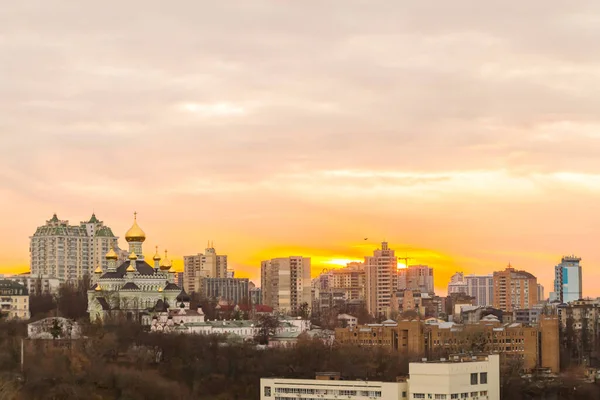 Ukrayna, Kyiv 26 Kasım 2016: Kyiv 'in orta kesiminde hava panoramik görüntüsü, günbatımında yerleşim alanı. Göz kamaştırıcı gün batımı, altın saat. Lukianivska bölgesi. Şehir siluetleri. 