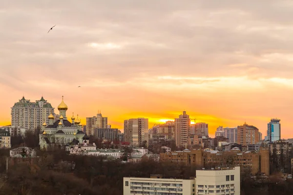Ukrayna, Kyiv 26 Kasım 2016: Kyiv 'in orta kesiminde hava panoramik görüntüsü, günbatımında yerleşim alanı. Göz kamaştırıcı gün batımı, altın saat. Lukianivska bölgesi. Şehir siluetleri. 