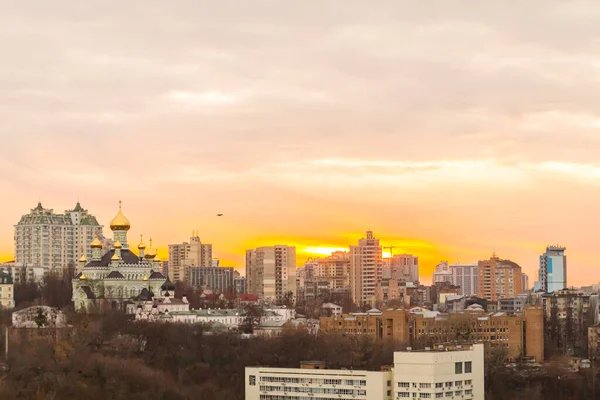 Ukrayna, Kyiv 26 Kasım 2016: Kyiv 'in orta kesiminde hava panoramik görüntüsü, günbatımında yerleşim alanı. Göz kamaştırıcı gün batımı, altın saat. Lukianivska bölgesi. Şehir siluetleri. 