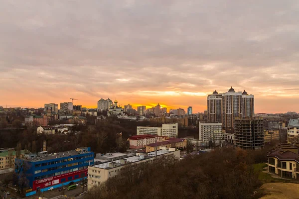 Ukrayna, Kyiv 26 Kasım 2016: Kyiv 'in orta kesiminde hava panoramik görüntüsü, günbatımında yerleşim alanı. Göz kamaştırıcı gün batımı, altın saat. Lukianivska bölgesi. Şehir siluetleri. 