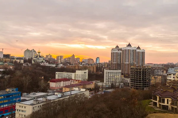 Ukrayna, Kyiv 26 Kasım 2016: Kyiv 'in orta kesiminde hava panoramik görüntüsü, günbatımında yerleşim alanı. Göz kamaştırıcı gün batımı, altın saat. Lukianivska bölgesi. Şehir siluetleri. 