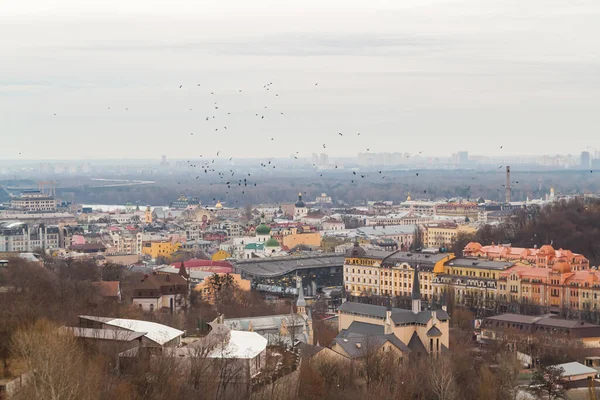 Ukrayna, Kyiv, 26 Kasım 2016: Akşam saatlerinde Kyiv şehrinin merkez ve tarihi kısmında havadan panoramik görüş. St Andrew Kilisesi, Podil bölgesi..