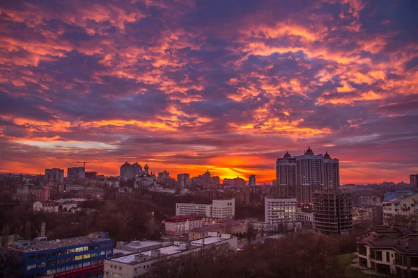 Ukrayna, Kyiv 26 Kasım 2016: Kyiv 'in orta kesiminde hava panoramik görüntüsü, günbatımında yerleşim alanı. Göz kamaştırıcı gün batımı, altın saat. Lukianivska bölgesi. Şehir siluetleri. 