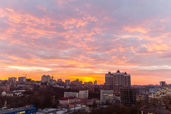 Ukrayna, Kyiv 26 Kasım 2016: Kyiv 'in orta kesiminde hava panoramik görüntüsü, günbatımında yerleşim alanı. Göz kamaştırıcı gün batımı, altın saat. Lukianivska bölgesi. Şehir siluetleri. 