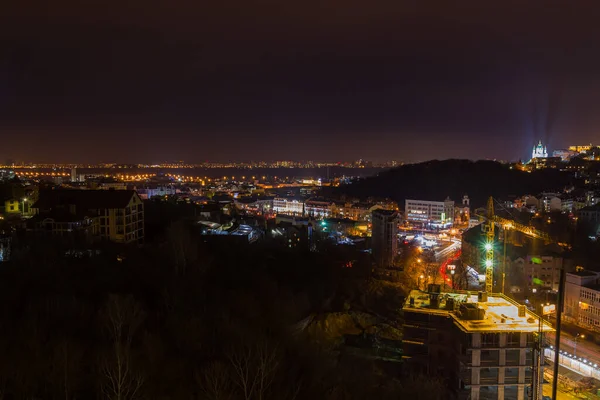 Ukrayna, Kyiv, 26 Kasım 2016: Akşam saatlerinde Kyiv şehrinin merkez ve tarihi kısmında havadan panoramik görüş. St Andrew Kilisesi, Podil bölgesi..