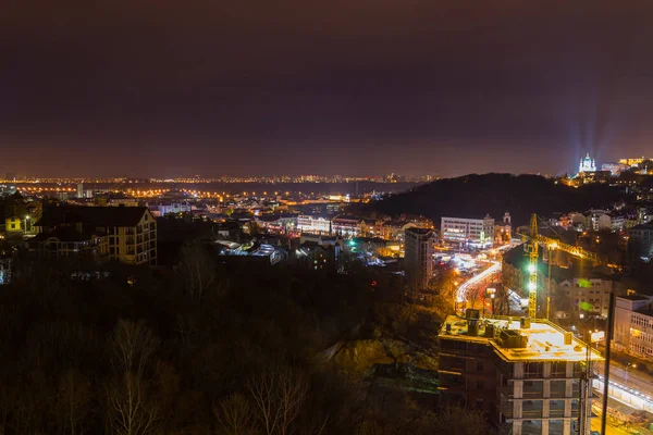 Ukrayna, Kyiv, 26 Kasım 2016: Akşam saatlerinde Kyiv şehrinin merkez ve tarihi kısmında havadan panoramik görüş. St Andrew Kilisesi, Podil bölgesi..