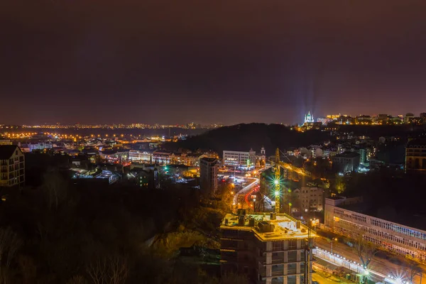 Ukrayna, Kyiv, 26 Kasım 2016: Akşam saatlerinde Kyiv şehrinin merkez ve tarihi kısmında havadan panoramik görüş. St Andrew Kilisesi, Podil bölgesi..