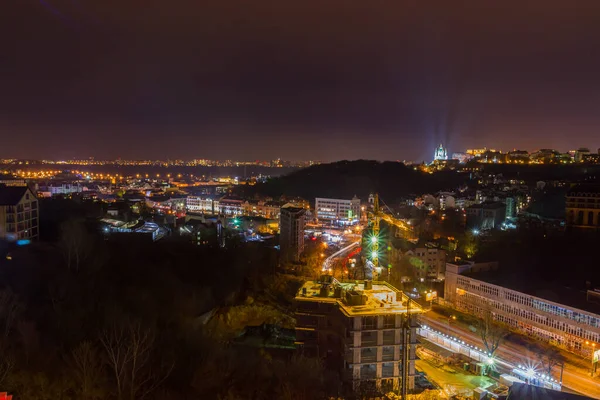 Ukrayna, Kyiv, 26 Kasım 2016: Akşam saatlerinde Kyiv şehrinin merkez ve tarihi kısmında havadan panoramik görüş. St Andrew Kilisesi, Podil bölgesi..