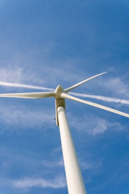 İsveç, Kristianstad 17 Mayıs 2022: Büyük rüzgar türbinleri, açık havada elektrik jeneratörleri, mavi gökyüzü. 