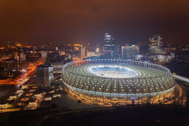 Ukrayna, Kyiv 18 Kasım 2014: Ulusal Spor Kompleksi Olympiyskiy 'de havadan panoramik manzara, büyük yuvarlak stadyum. Şehrin merkezi, akşamları yerleşim bölgesi. Gece hayatı.