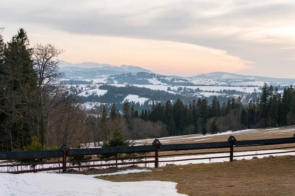 Enormi Montagne Innevate Con Foresta Rocce Panorama Alto Vista Aerea — Foto Stock