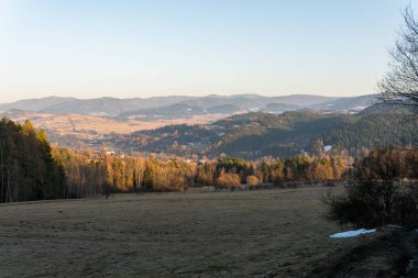 Ormanlı, kayalı, devasa karlı dağlar. Panorama en üstte, hava manzaralı. Dağlarda ıssız bir ev..