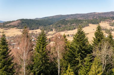 Polonya 'daki gözlem güvertesinden dağlara, ormana, köye inanılmaz bir panoramik manzara, Rabka-Zdroj