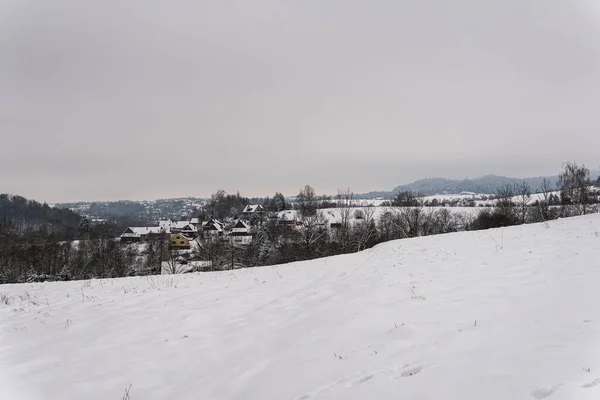 Paesaggio Panoramico Innevato Montagna Paesino Colline Innevate Clima Invernale — Foto Stock