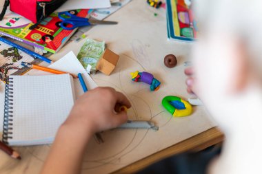 Polonya, Krakow 3 Nisan 2022: Çocuk masada plastikten heykel yapıyor