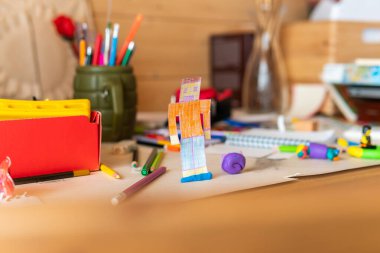 Minecraft 'ın bir çocuk tarafından bir masanın üzerine yapılmış ve boyanmış bir resmi.