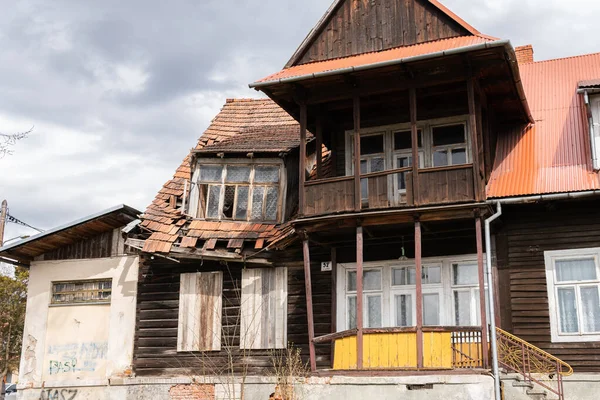 Old Wooden Burnt Worn Out House Broken Roof — 图库照片