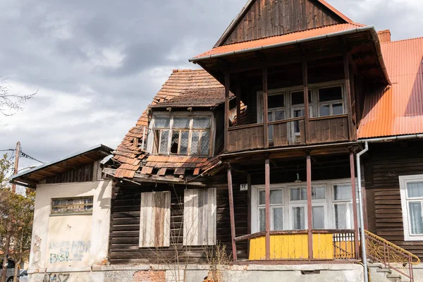 Old Wooden Burnt Worn Out House Broken Roof — 图库照片