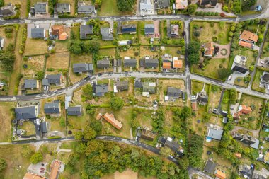 İsveç, Knislinge 10 Eylül 2022: küçük bir köyün havadan görünüşü, golf sahası, yeşil alan. Özel evler. 