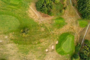 İsveç, Knislinge 10 Eylül 2022: Küçük bir köyün havadan görünüşü, golf sahası, yeşil alan