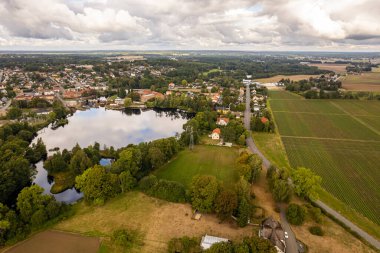 İsveç, Knislinge 10 Eylül 2022: Küçük bir köyün havadan görünüşü, golf sahası, yeşil alan
