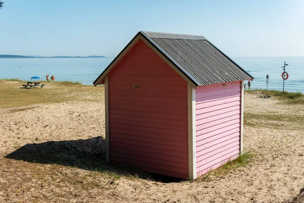 Pequeñas Acogedoras Casitas Madera Multicolor Una Playa Suecia Día Soleado — Foto de Stock