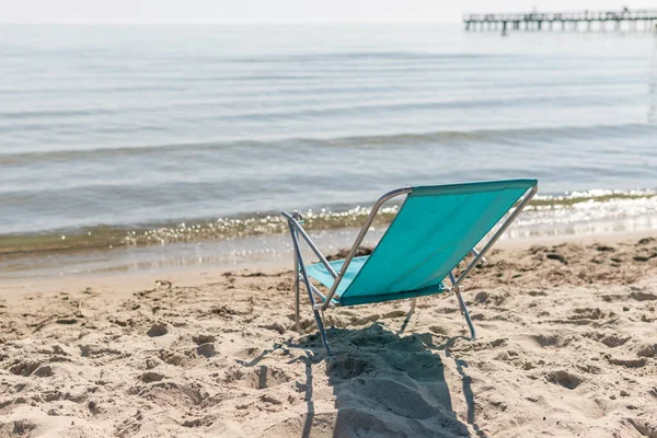 Una Silla Plegable Playa Frente Mar Cálido Día Soleado Símbolo — Foto de Stock