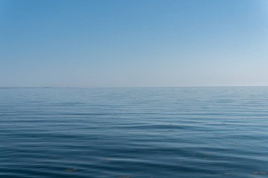 Güzel ve sakin mavi deniz ve gökyüzü, sükunet. Kumsalda güneşli bir gün.. 