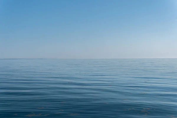 美丽而平静的蓝海和天空 沙滩上温暖的阳光灿烂的一天 — 图库照片