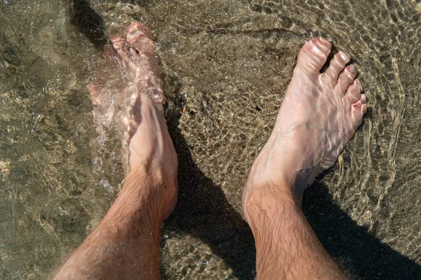 Nohy Stojící Pláži Písku Vodě Osvěžující — Stock fotografie