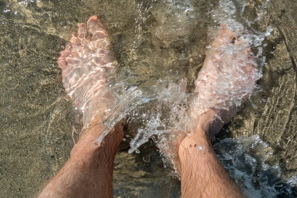 Piedi Piedi Una Spiaggia Sulla Sabbia Acqua Rinfrescante — Foto Stock