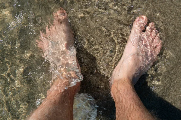 Piedi Piedi Una Spiaggia Sulla Sabbia Acqua Rinfrescante — Foto Stock