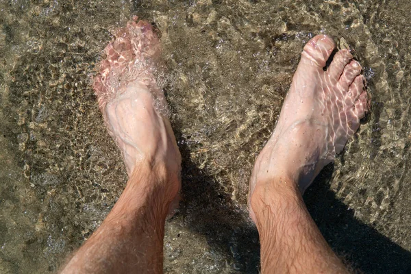 Nohy Stojící Pláži Písku Vodě Osvěžující — Stock fotografie