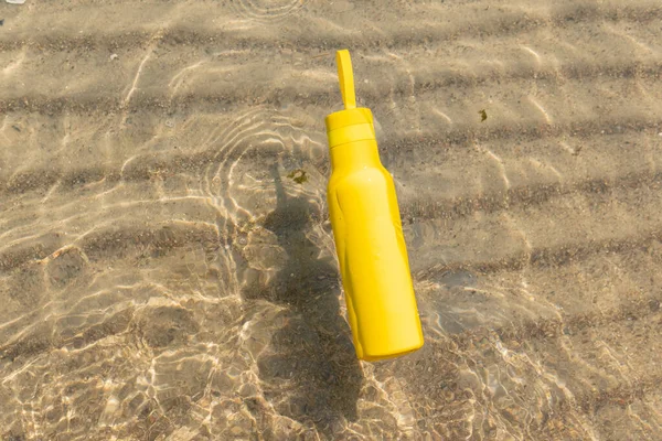 Una Bottiglia Gialla Thermos Galleggiante Nel Mare Oceano Nella Soleggiata — Foto Stock