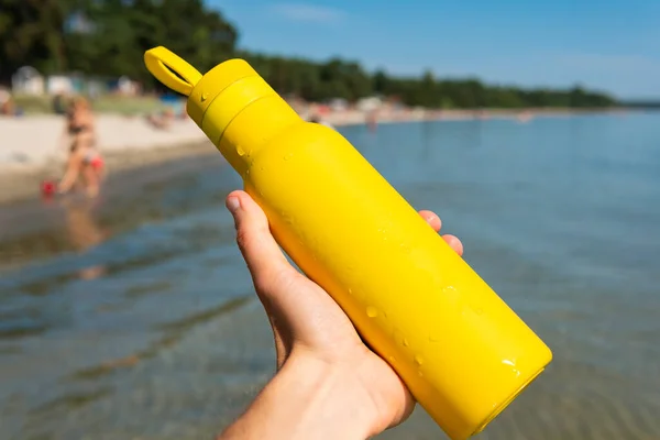 Mantener Una Botella Amarilla Las Manos Termo Una Playa Océano — Foto de Stock