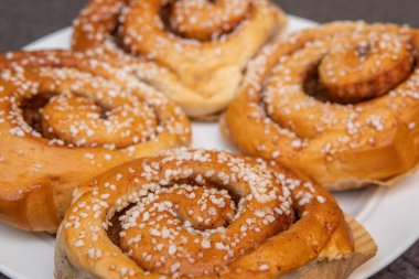 Şekerli tarçınlı çörekler (kanelbullar), İsveç spesiyalitesi.