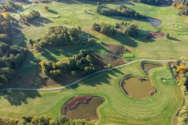 大きなゴルフコースの空中ビュー 美しい緑の草 秋のフィールドと木 — ストック写真