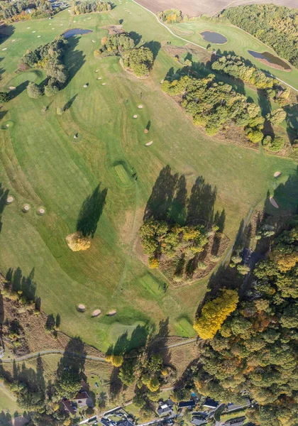 晴れた日にゴルフ場の美しい空中垂直パノラマ 農村部の秋の風景 — ストック写真