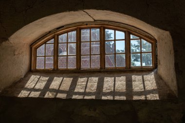 Kadim binadaki eski, antika bir pencere. Pencereden gelen sıcak güneş ışığı.